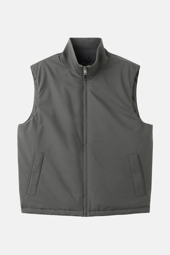 Grijze bodywarmer van MANGO, met een opstaande kraag en zichtbare zakken.
