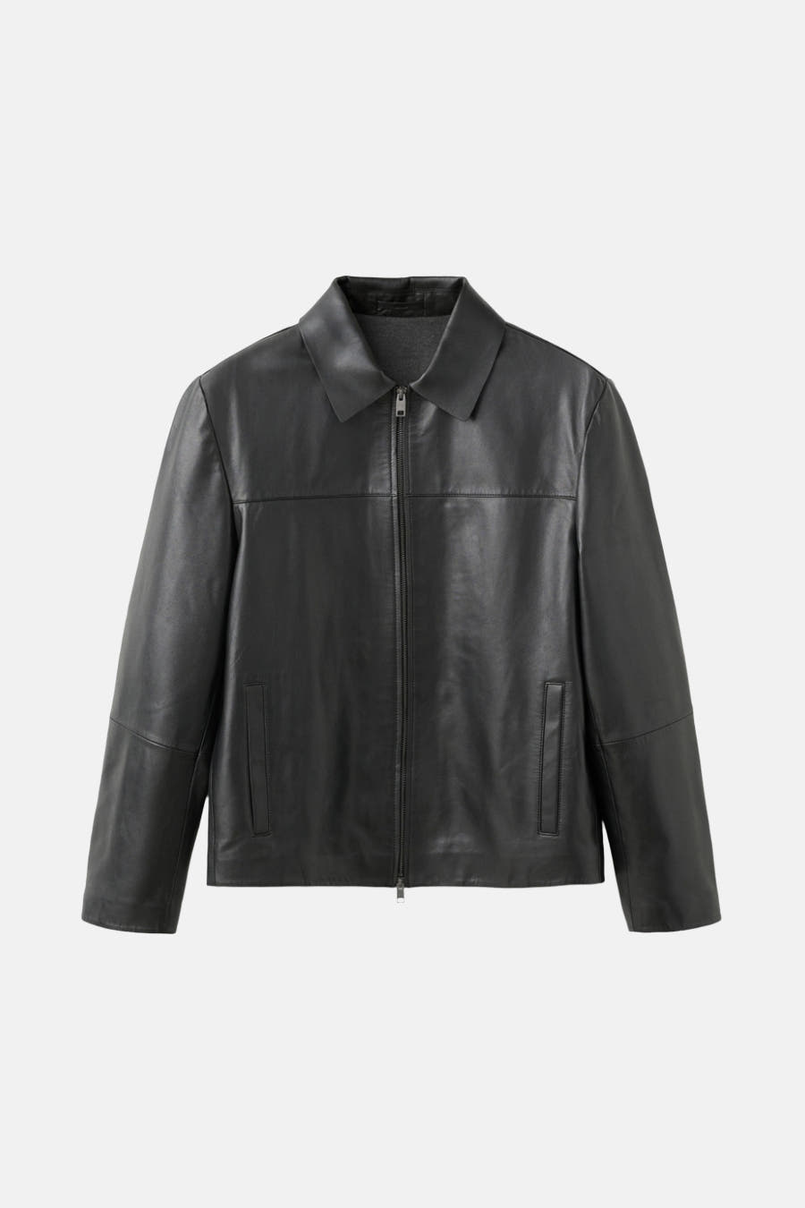 Zwarte, korte jas van MANGO met lange mouwen, ritssluiting en een klassieke kraag.