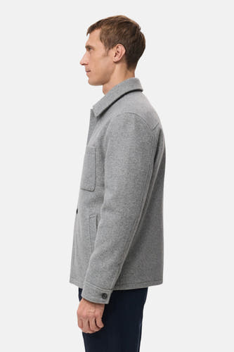 Manteau court gris de MANGO, en vue latérale, avec poche poitrine et fermeture à boutons.