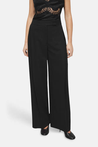 Zwarte broek van MANGO, met wijde pijpen en een strakke tailleband.
