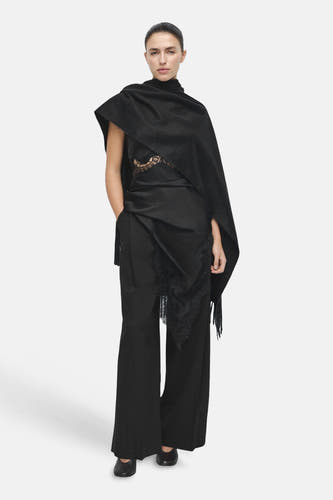 Zwarte broek van MANGO, met wijde pijpen en een satijnen overslagdetail met franjes.