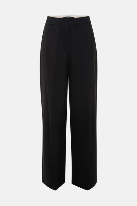 Pantalon noir de MANGO, avec des jambes larges et une ceinture ajustée.