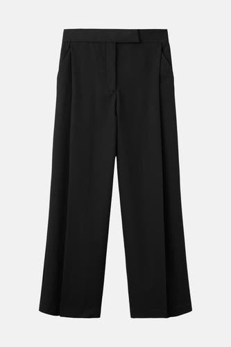 Zwarte broek van MANGO, met wijde pijpen en steekzakken.
