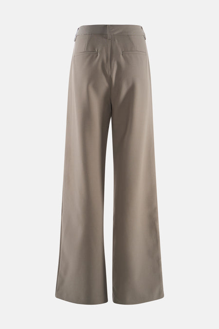 Achterkant van wijde, bruine damesbroek.
