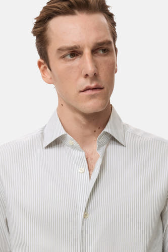 Chemise grise à manches longues de MANGO, avec un fin motif rayé et une fermeture à boutons devant.