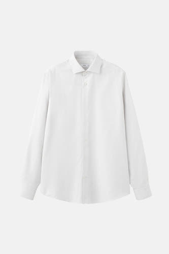 Chemise grise à manches longues de MANGO, avec un motif rayé subtil et une fermeture à boutons.