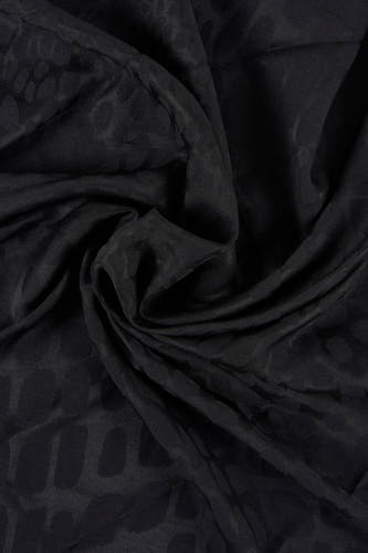 Écharpe d'été noire de MANGO, avec un motif subtil et une élégante draperie.