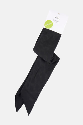 Zwarte zomersjaal van MANGO, met een verpakking van karton met merklogo.