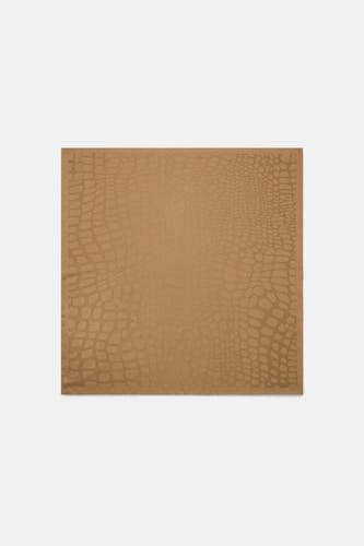Écharpe marron de MANGO avec un motif à points ton sur ton.