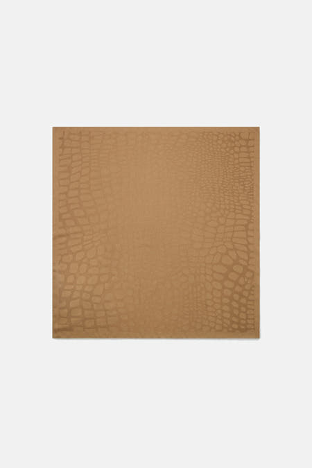 Écharpe marron de MANGO avec un motif à points ton sur ton.