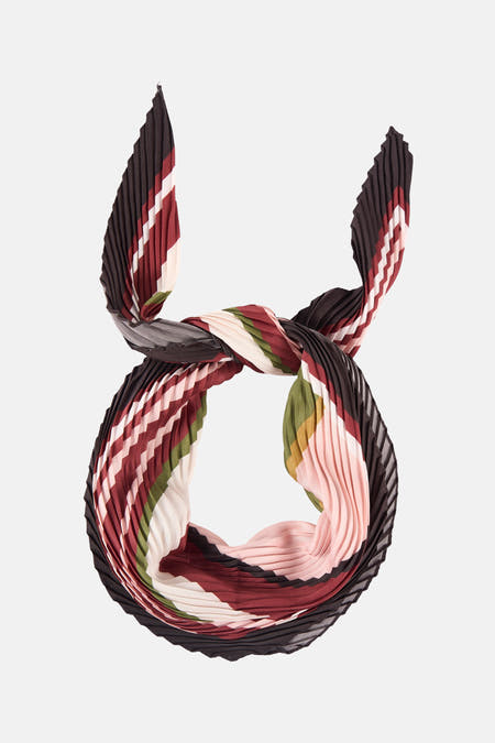 Multikleurige zomersjaal van MANGO, met een geplisseerd ontwerp en een patroon van strepen in bruin, rood, groen en roze.