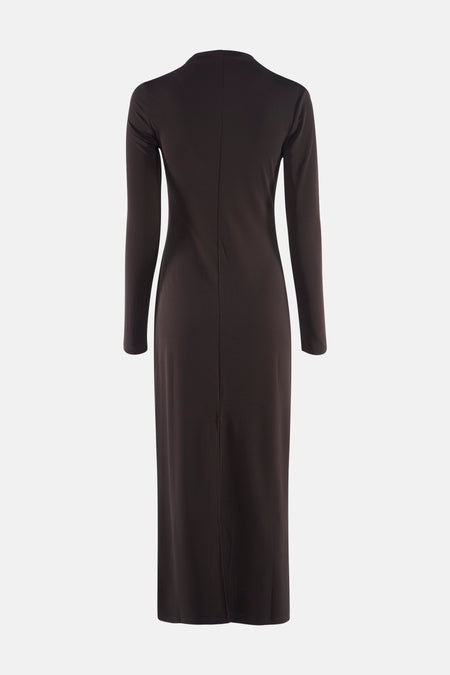 Donkerbruine, lange, aansluitende jurk van achteren gezien.