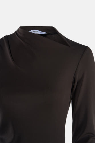 Robe brune à longues manches de MANGO, avec une encolure drapée et une élégante texture.