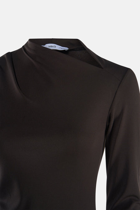 Bruine Mango blouse met lange mouwen en asymmetrische halslijn.