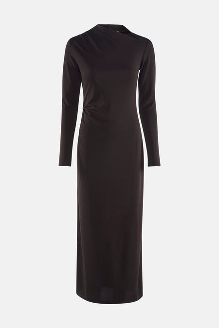 Zwarte, lange, aansluitende jurk met lange mouwen en asymmetrische halslijn.