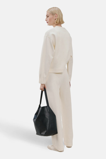 Gilet écru de MANGO, vu de dos, avec des manches longues et un pantalon coordonné.