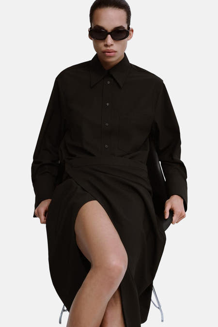 Bruin hemd met lange mouwen van MANGO, gedragen met een rok met split en een zonnebril.