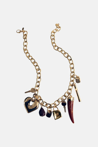 Collier court doré de MANGO, avec des breloques en forme de clés, de cœurs, de cadenas et d'une corne.