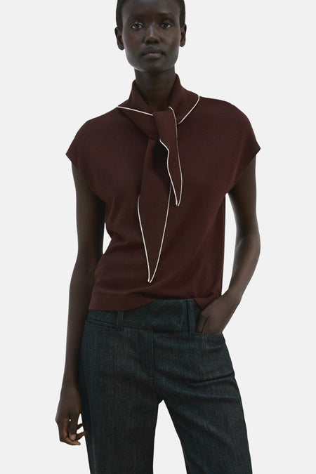 Bruine blouse zonder mouwen van MANGO, met contrasterende witte bies langs de halslijn en gestrikt detail.
