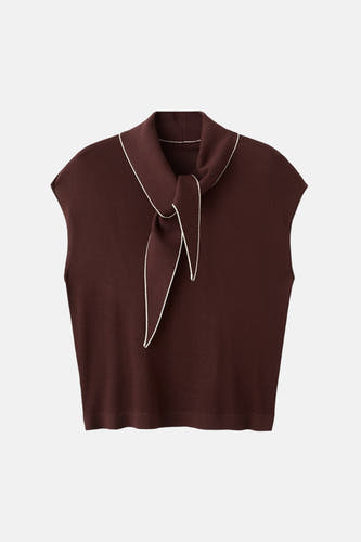 Chemisier marron sans manches de MANGO avec un col et un détail à nouer avec une bordure blanche.