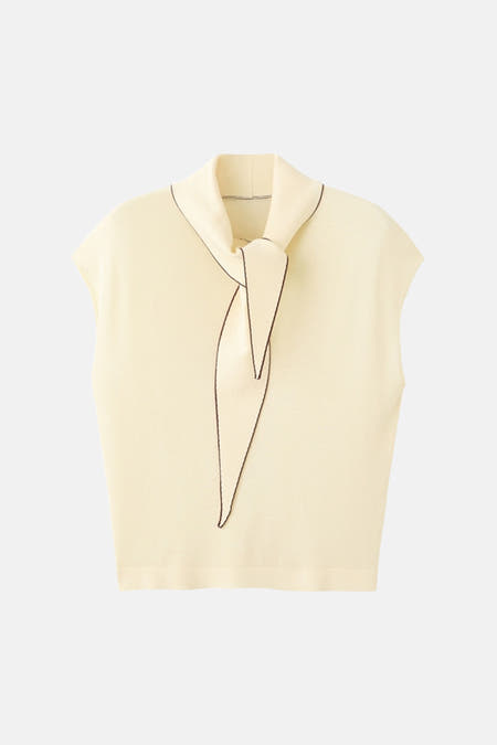 Gele mouwloze blouse van MANGO, met opstaande kraag en decoratieve donkerbruine biezen.