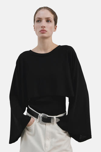 Pull noir à col rond de MANGO, à manches longues et coupe décontractée, porté par un mannequin vu de dos.