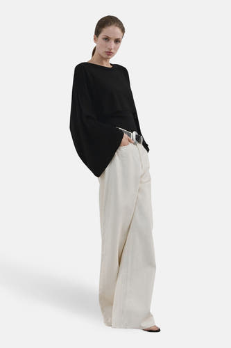 Pull noir à col rond de MANGO, avec des manches amples et une coupe décontractée.