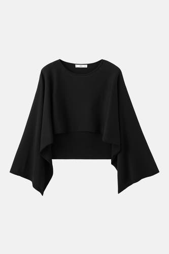 Pull noir à col rond de MANGO, avec des manches évasées et une coupe courte.