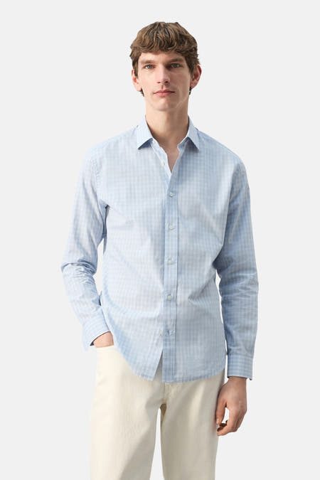 Multikleurig overhemd met lange mouwen van MANGO, met een fijn ruitpatroon en gedragen met een crèmekleurige broek.