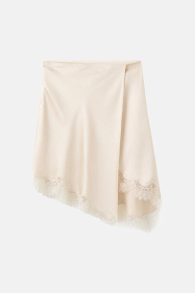 Jupe courte beige de MANGO, finie avec de la dentelle blanche à l'ourlet.