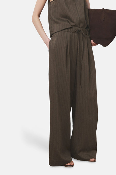 Pantalon marron de MANGO, à jambes larges et à rayures verticales, vu de dos.