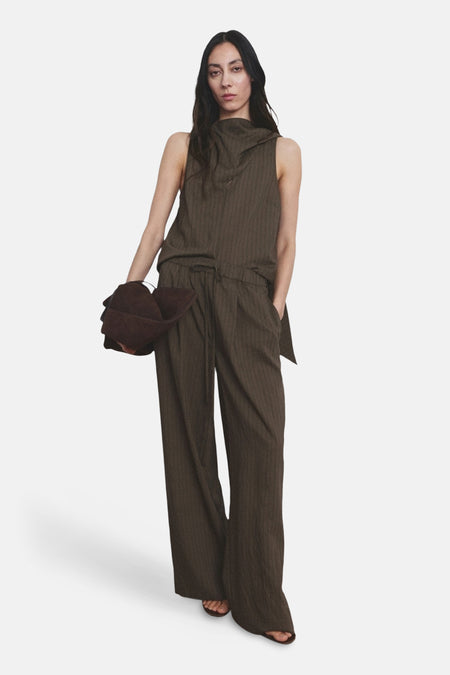 Pantalon marron de MANGO à jambes larges et taille haute, combiné avec un haut sans manches.