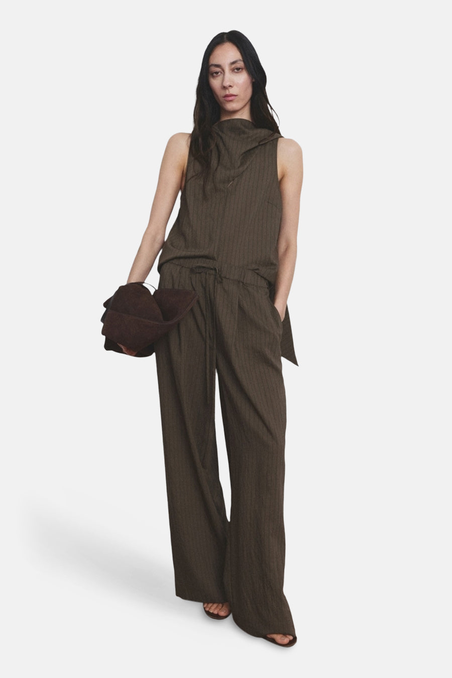 Pantalon marron de MANGO à jambes larges et taille haute, combiné avec un haut sans manches.