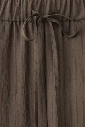 Pantalon marron de MANGO, avec détails rayés et une fermeture à nouer à l'avant.