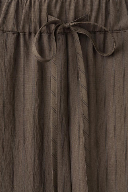 Pantalon marron de MANGO, avec détails rayés et une fermeture à nouer à l'avant.