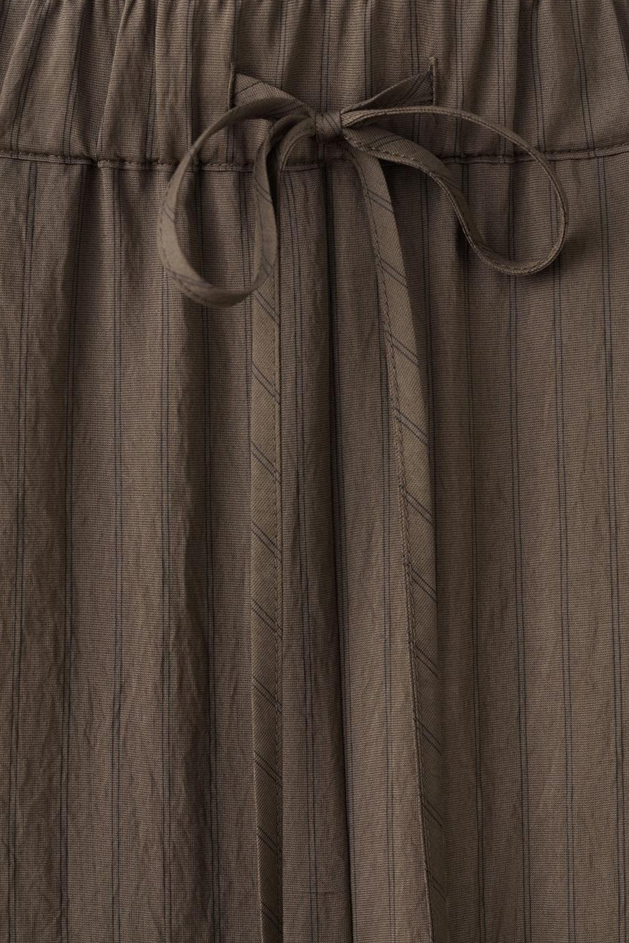 Pantalon marron de MANGO, avec détails rayés et une fermeture à nouer à l'avant.