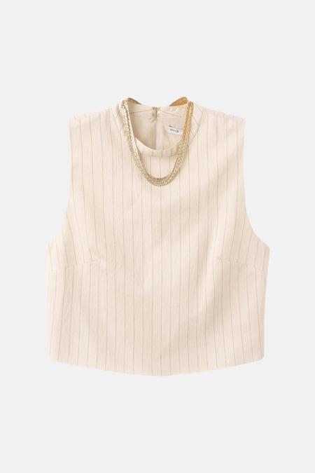 Ecru mouwloze blouse van MANGO, met een subtiele streep en een gouden ketting als accessoire.