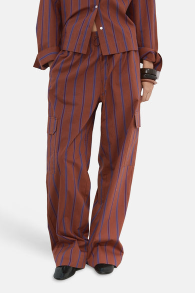 Pantalon marron MANGO à rayures verticales violettes, poches cargo et jambes larges, dos.