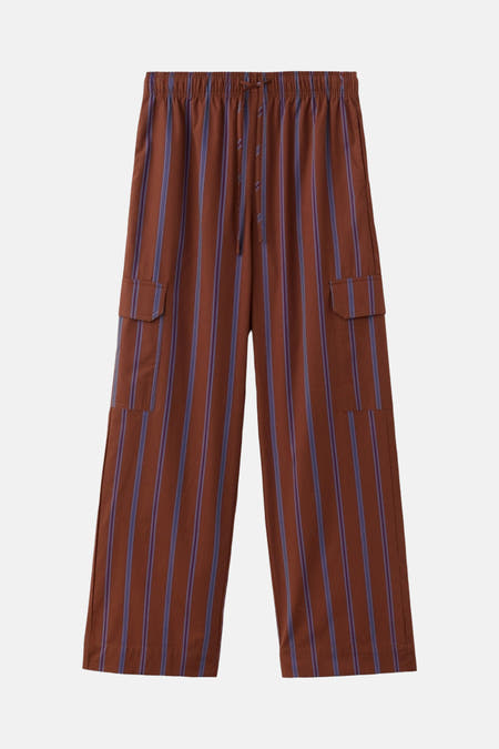 Pantalon marron de MANGO, avec des rayures bleues verticales et des poches cargo.