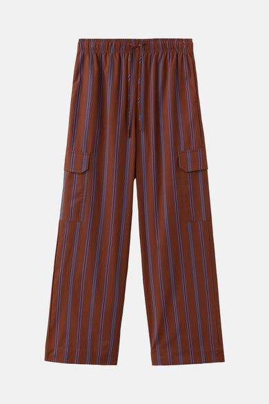 Pantalon marron de MANGO, avec des rayures bleues verticales et des poches cargo.