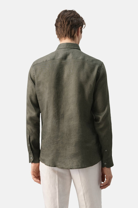 Khaki overhemd met lange mouwen van MANGO, gezien van achteren, met een effen dessin en lichte crèmekleurige broek.

