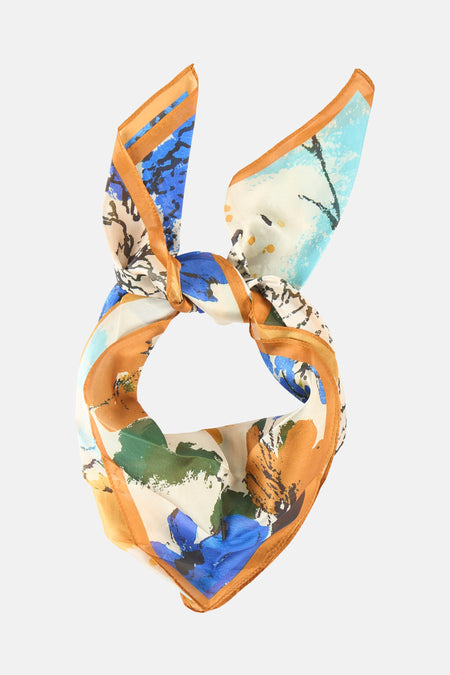 Multicolor zomersjaal van MANGO, met een abstract patroon en een bruine rand.
