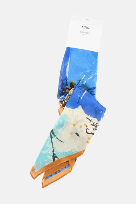 Multikleurige sjaal van MANGO, met een abstract blauw en okergeel patroon.