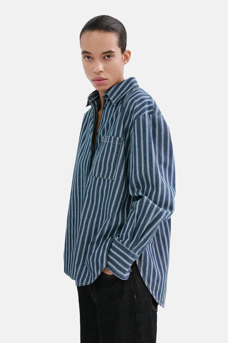 Donkerblauw denim overhemd van MANGO, met lange mouwen en verticale strepen.