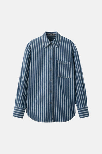 Donkerblauw denim overhemd van MANGO, met witte verticale strepen en een borstzak.
