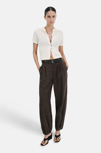 Wit gilet van MANGO, kort model met korte mouwen en opengebreide textuur.