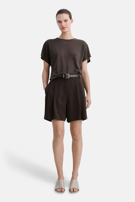 T-shirt marron à manches courtes et texture chinée de MANGO, porté avec un short marron foncé et des sandales claires.
