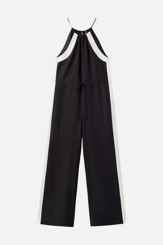 Zwart-witte jumpsuit van MANGO met halternek, spaghettibandjes, trekkoord in de taille en wijde pijpen.