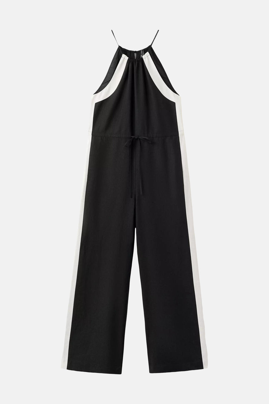 Zwart-witte jumpsuit van MANGO met halternek, spaghettibandjes, trekkoord in de taille en wijde pijpen.