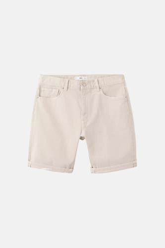 Bermuda short beige de MANGO avec revers, passants de ceinture et poches, posé à plat.